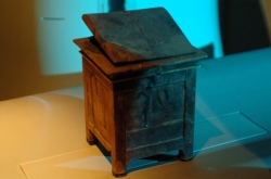 Queen Paroh (BCE1504-1483) Khat-shepset, canopic box (CT scan tooth)